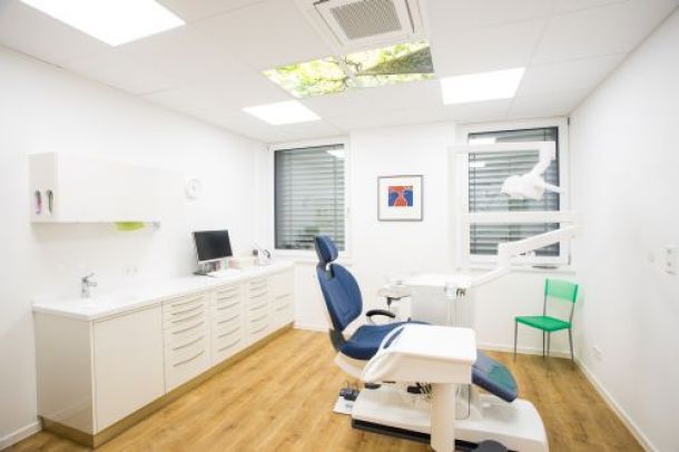 Behandlungszimmer mit Deckenbeleuchtung