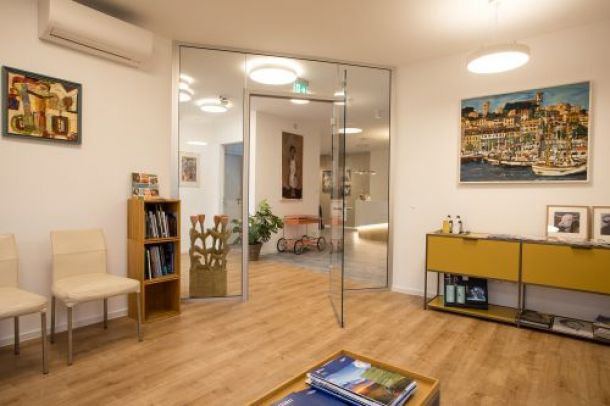 Wartezimmer mit Lesestoff